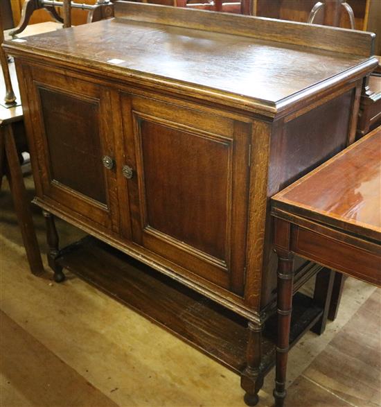 Oak 2 door sideboard/cupboard(-)